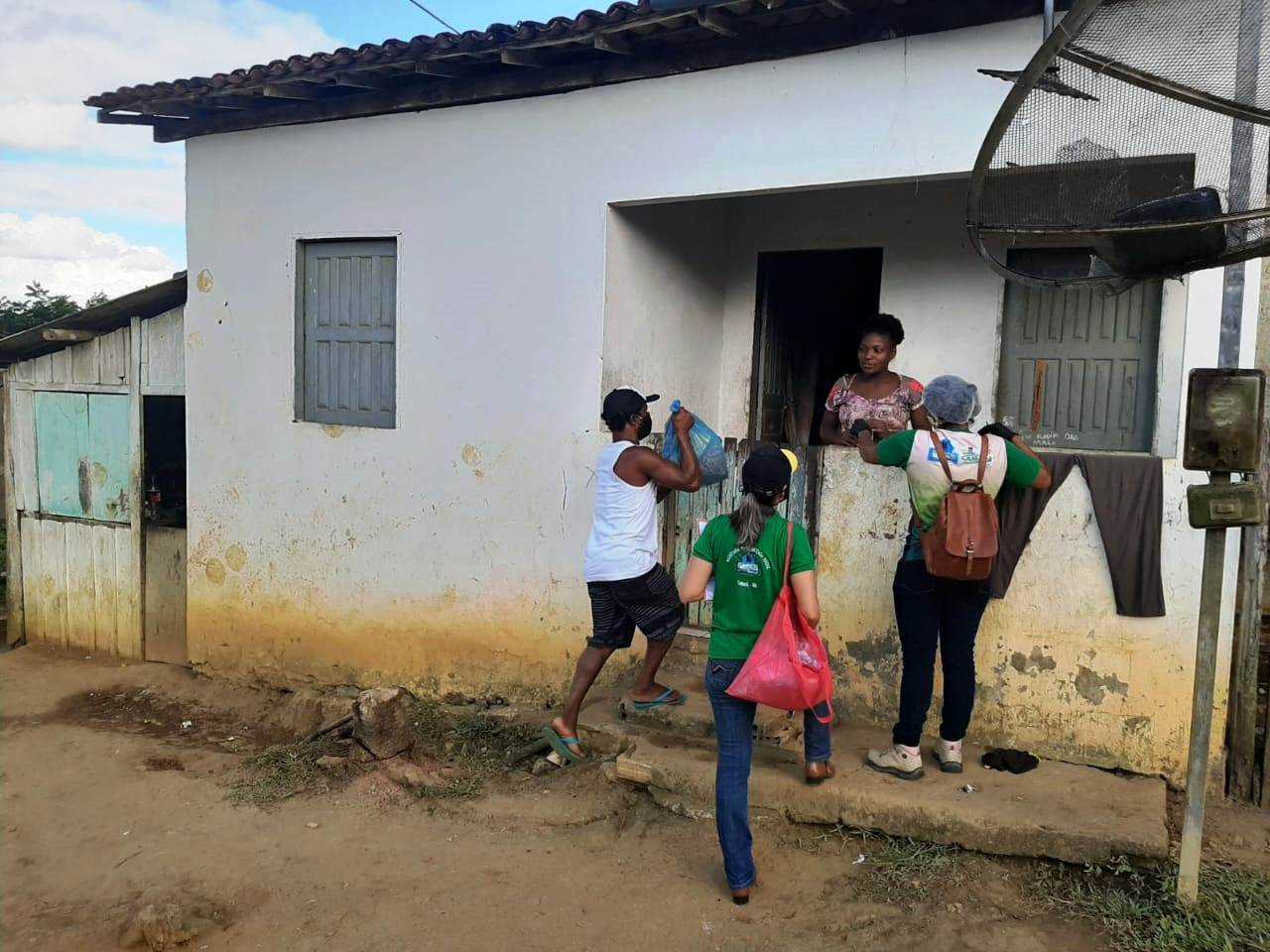 Camacã: Famílias do Assentamento Nova Ipiranga recebem cesta básicas e máscaras